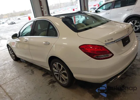 2017 Mercedes-Benz C 300 4Matic z USA, uszkodzony, nr VIN 55SWF4KB1HU227739